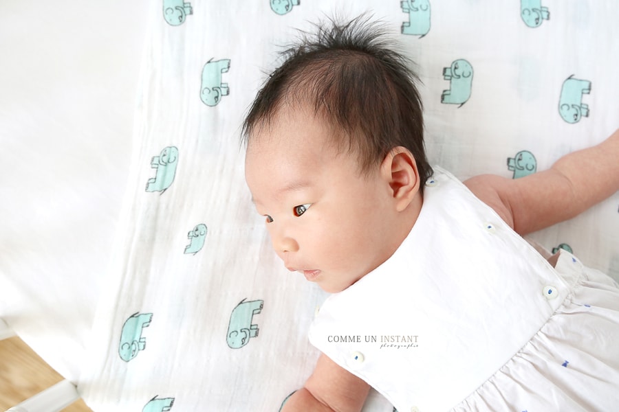 bébé - shooting bébé asiatique - shooting à domicile pour bebe - reportage photographe bébé studio