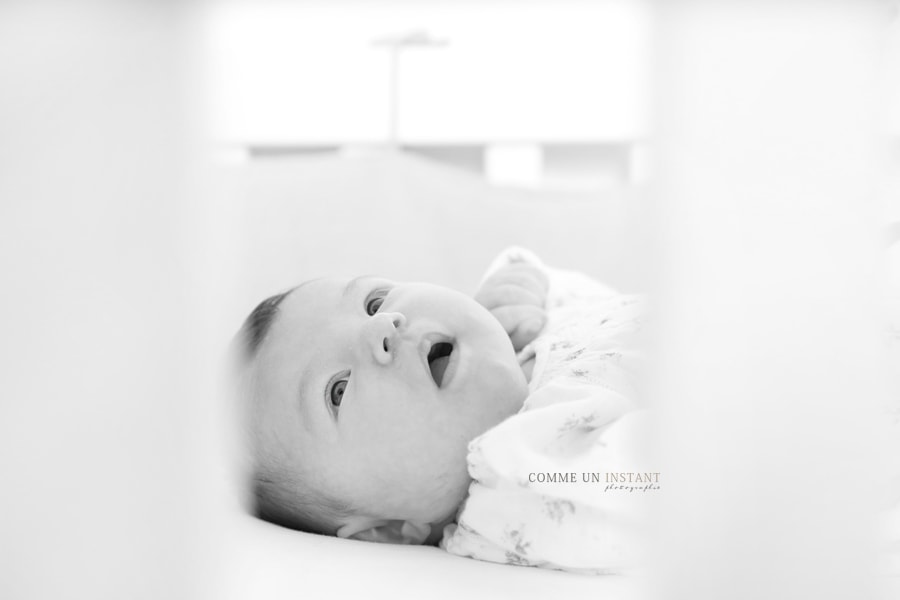 noir et blanc, bébé studio, photographe a domicile nouveau né studio, shooting à domicile pour nouveaux nés sur Courbevoie (92400 Hauts de Seine 92) et sa région