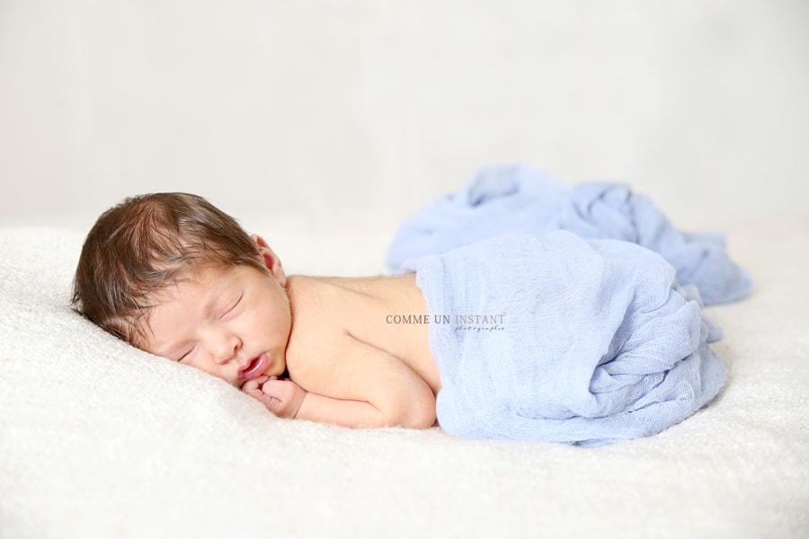 bébé studio - photographe bébé en train de dormir - nouveau né en train de dormir - photographe a domicile nouveau né studio - nouveau né - reportage photographe bébé - photographie bébés en plein coeur de Paris 75 et sa région du côté de l'Opéra