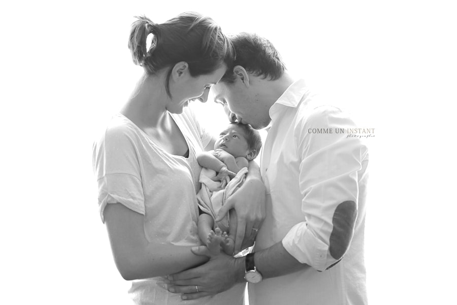 famille, shooting à domicile bébés en plein coeur de Paris (75000 Paris 75) et sa région, famille studio, nouveau né studio, bébé studio, nouveau né, photographe nouveau né en train de dormir, photographie bébé, shooting noir et blanc