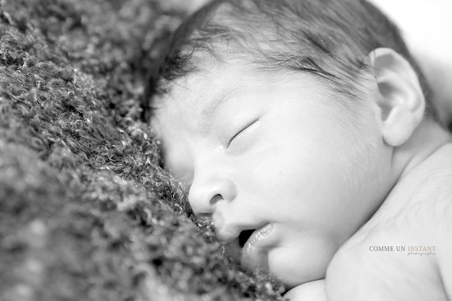 bébé en train de dormir, photographe de bebes a Paris (75000 Paris 75) et sa région, photographe a domicile bébé, photographe pro nouveau né en train de dormir, shooting bébé studio, nouveau né, noir et blanc, nouveau né studio