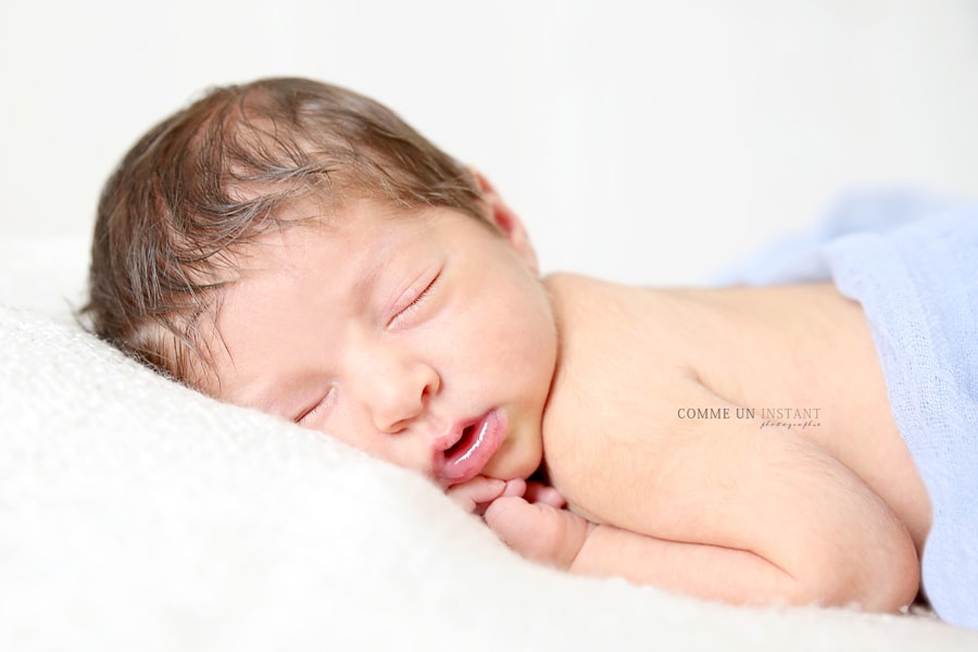 nouveau né en train de dormir - reportage photographe bébé - photographe professionnelle nouveau né studio - photographie bebes - photographie nouveau né - bébé en train de dormir
