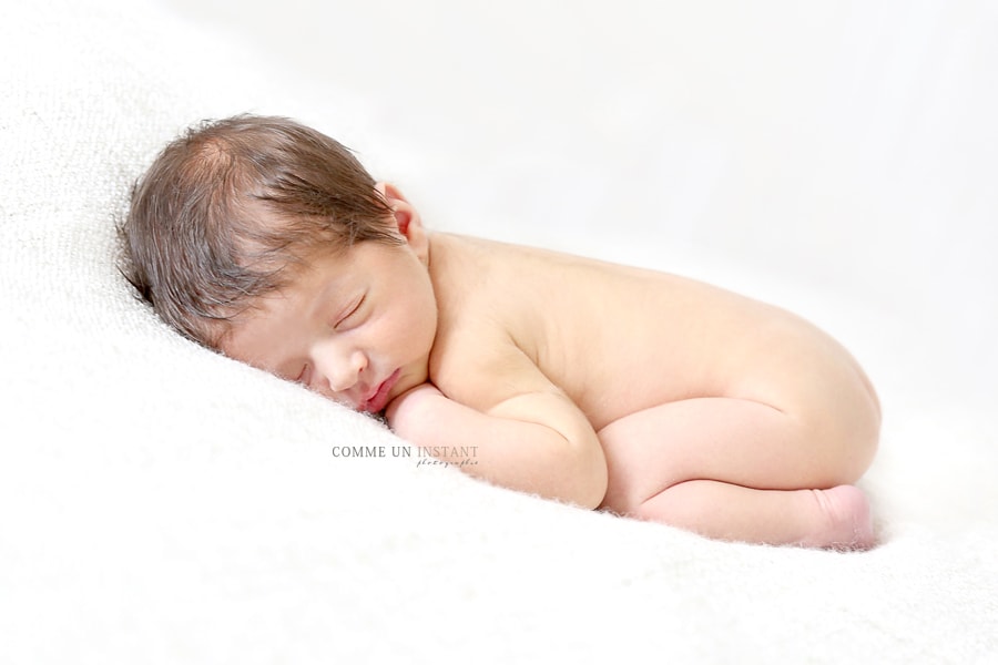 nouveau né en train de dormir - bébé studio - photographe pro bébé sur Paris 75 au niveau des Champs Elysées, de la cathédrale Notre Dame et des Champs de Mars - shooting à domicile bébé - nouveau né studio - bébé en train de dormir - photographe pro nouveau né