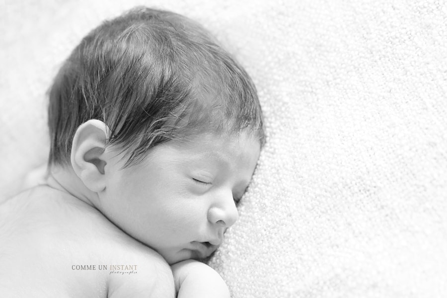 nouveau né studio, nouveau né en train de dormir, noir et blanc, photographe pro nouveaux nes à Paris (75000 Paris 75), nouveau né, shooting bébé studio, photographie bébé en train de dormir, photographe pro bébé