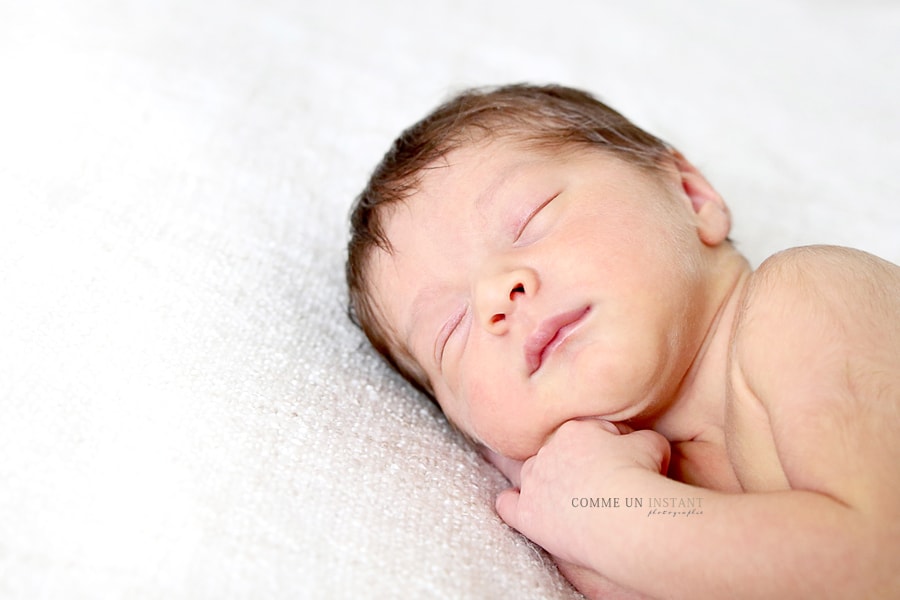 photographe à domicile nouveau né studio, photographe pro pour bébé, shooting à domicile bébé en train de dormir, nouveau né en train de dormir, photographe nouveau né, bébé
