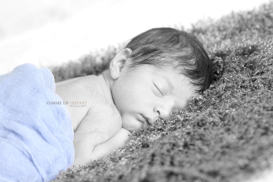 bébé en train de dormir - photographe couleur isolée - bébé - photographe professionnelle nouveau né studio - nouveau né en train de dormir - bébé studio - shooting nouveau né - noir et blanc - photographe pro bébés à Paris 75 proche du Sacré Coeur et du Pont Alexandre III