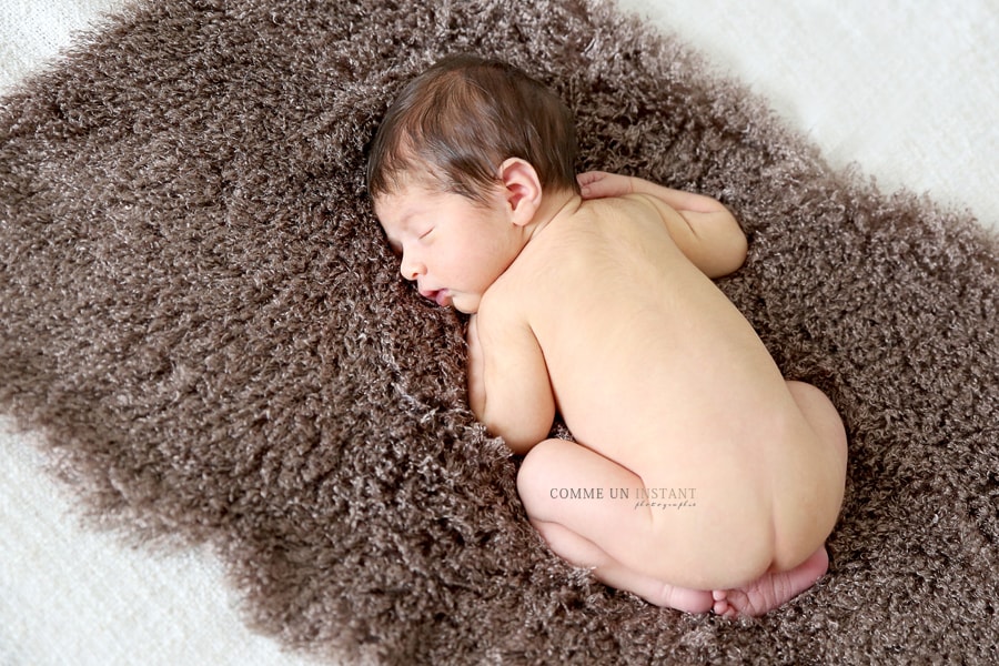 reportage photographe bébé en train de dormir - nouveau né en train de dormir - photographie bébé studio - shooting nouveau né - photographe nouveau né studio