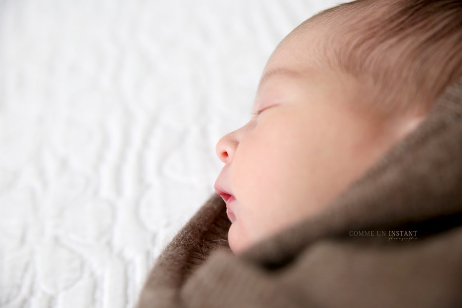 photographe professionnelle nouveau né studio, photographie pour bebes, nouveau né en train de dormir