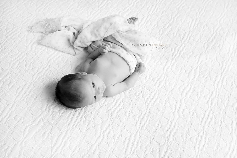 nouveau né studio, reportage photographe noir et blanc, shooting à domicile pour bebe, nouveau né en train de dormir