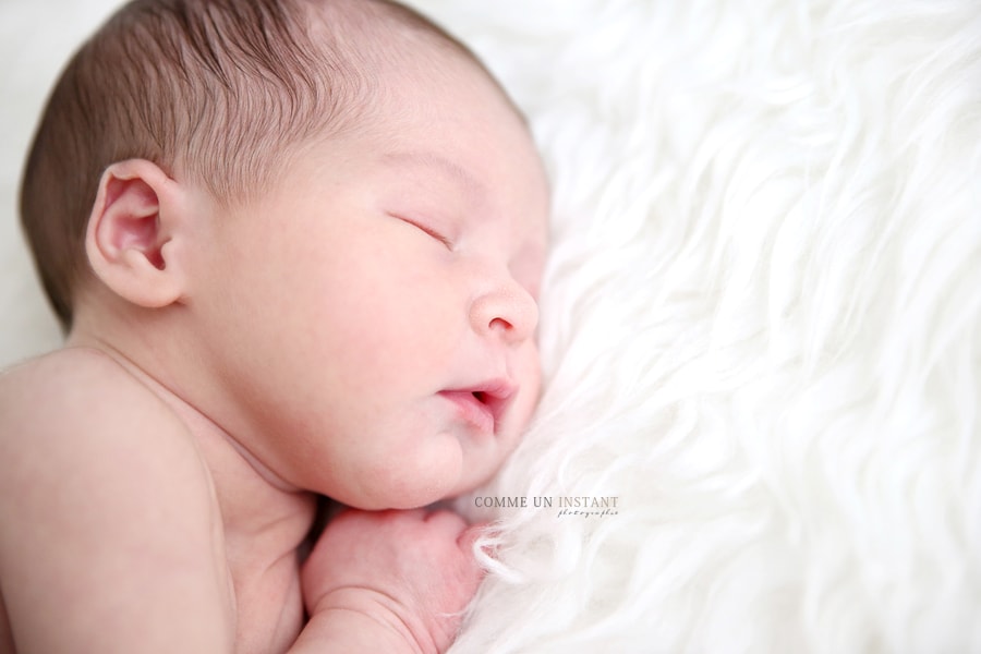 photographe pro de bébé, photographe nouveau né studio, photographe pro nouveau né en train de dormir