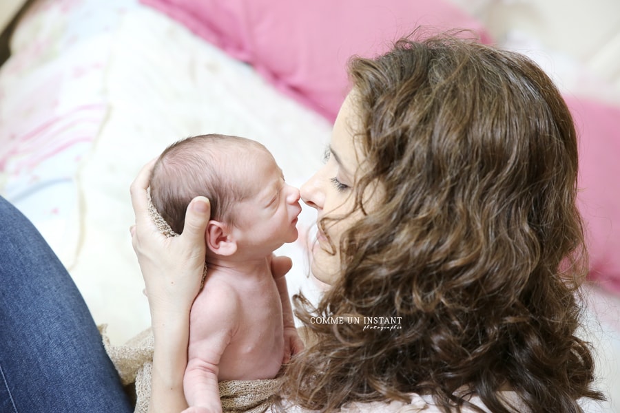 shooting à domicile pour nouveaux nés a Versailles (78000 Yvelines 78) et sa région - nouveau né studio - nouveau né - bébé - reportage photographe famille - photographe nouveau né en train de dormir - photographie jumeaux / jumelles - enfant studio - famille studio - photographe a domicile amour - photographe bébé en train de dormir