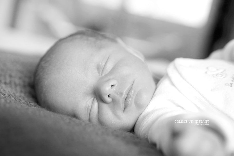 nouveau né en train de dormir, nouveau né studio, bébé, photographe professionnelle noir et blanc, photographe à domicile nouveau né, photographie bébé studio, shooting amour, reportage photographe pour bébés sur Puteaux (92800 Hauts de Seine 92) et sa région