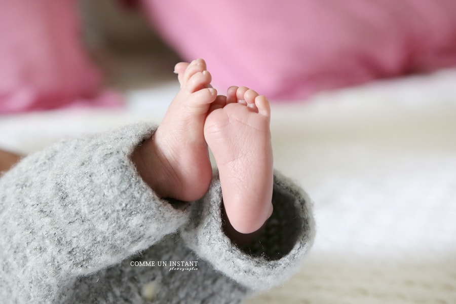 jumeaux / jumelles, amour, photographe a domicile petits pieds, petit peton, bébé, bébé studio, nouveau né en train de dormir, photographe a domicile bebes à Saint Germain en Laye (78100 Yvelines 78) et sa région, photographe nouveau né, nouveau né studio, shooting à domicile bébé en train de dormir