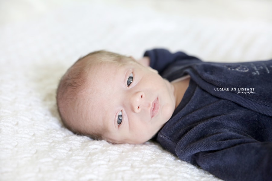 nouveau né studio, reportage photographe jumeaux / jumelles, bébé studio, shooting bébé, photographe nouveau né, amour, petites mains, photographe pro pour bébés