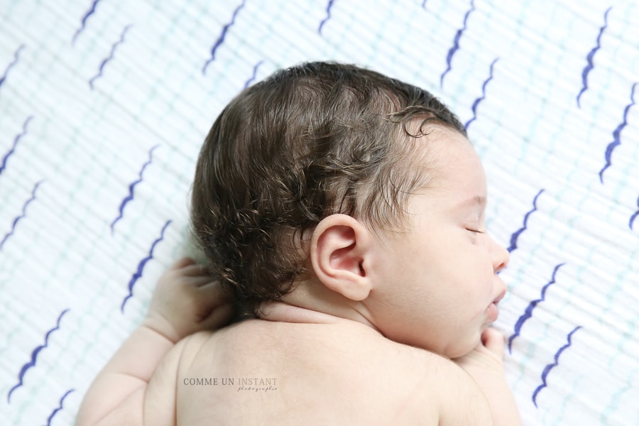 photographe à domicile bébé, nouveau né, amour, shooting à domicile bébé studio, nouveau né studio, nouveau né en train de dormir, photographe professionnelle de bébé sur Saint-Maur des Fossés (94100 Val de Marne 94) et sa région