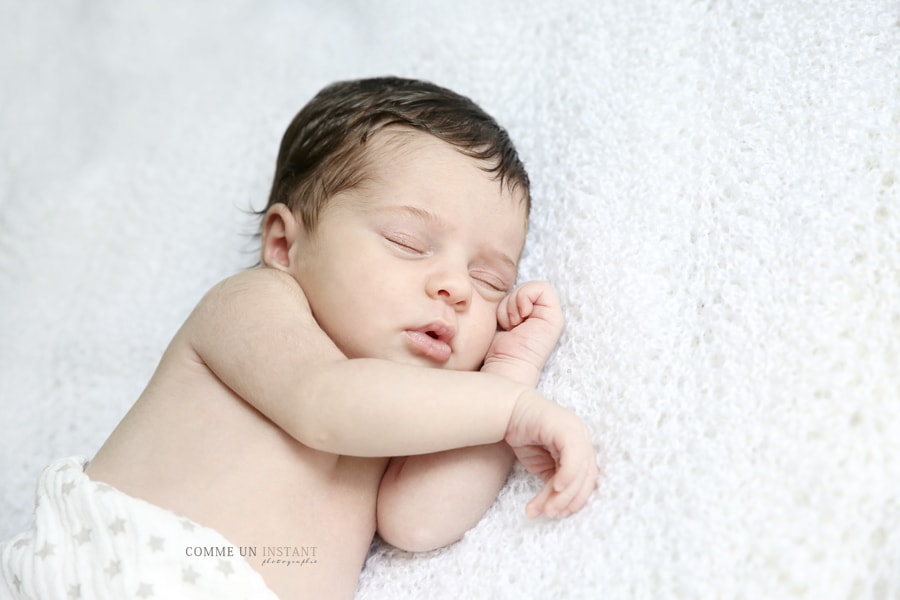 nouveau né studio - photographe nouveaux nes à Saint-Maur des Fossés (94100 Val de Marne 94) - shooting nouveau né - nouveau né en train de dormir - shooting à domicile amour - bébé - bébé studio