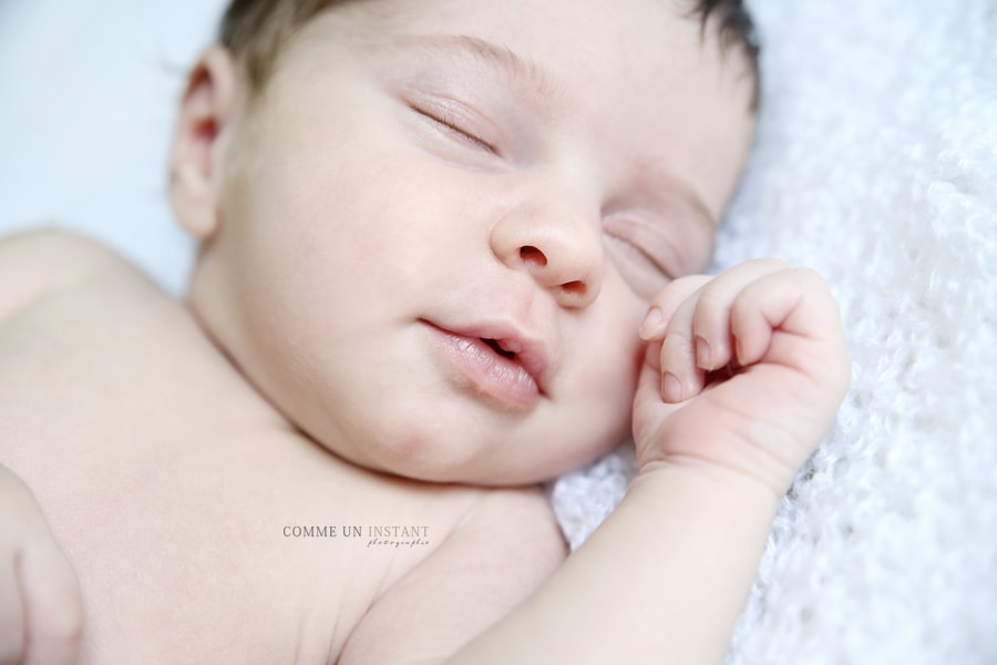 photographe nouveau né studio - nouveau né en train de dormir - photographe bébé en train de dormir - nouveau né - photographie bébé - shooting à domicile de bebes en centre ville de Saint Germain en Laye (78100 Yvelines 78)