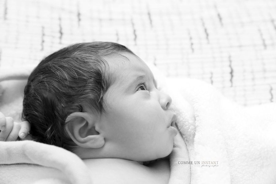 photographe professionnelle nouveau né en train de dormir, photographie nouveau né studio, noir et blanc, photographe à domicile nouveau né, photographie pour bebes à Franconville (95130 Val d'Oise 95) et sa région