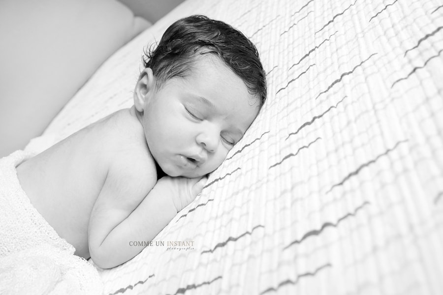 photographe nouveau né en train de dormir, shooting bébé, photographe pro nouveau né, photographe bébé en train de dormir, noir et blanc, nouveau né studio, photographe pour nouveaux nés en centre ville de Rueil Malmaison (92500 Hauts de Seine 92)