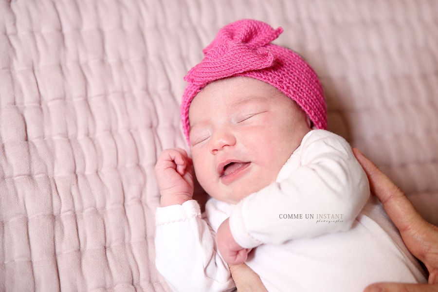 nouveau né studio - photographe à domicile pour bebe - nouveau né - shooting à domicile nouveau né en train de dormir