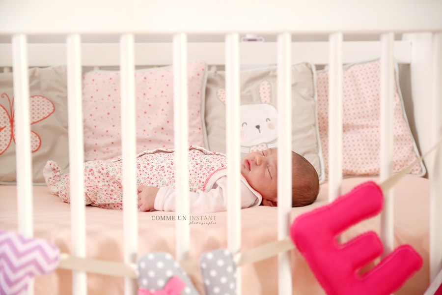 chambre de bébé, photographe a domicile de nouveau né sur Paris (75000 Paris 75) et sa région, nouveau né en train de dormir