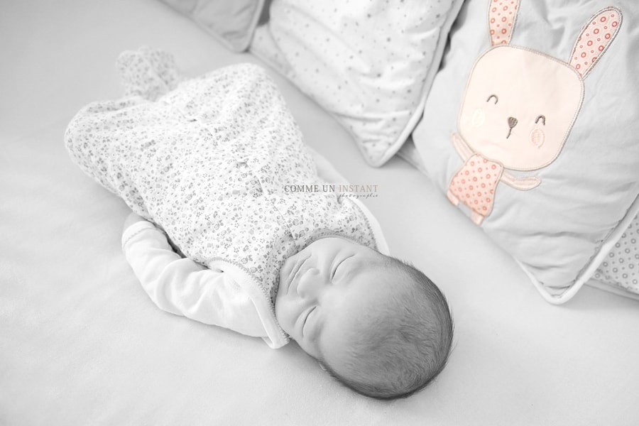 noir et blanc - couleur isolée - nouveau né en train de dormir - photographie pour bebes en centre ville de Saint Germain en Laye (78100 Yvelines 78) et sa région - photographe à domicile nouveau né studio