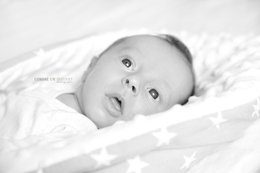 reportage photographe bébé studio - photographe nouveau né - noir et blanc - photographe a domicile pour bebes en centre ville de Herblay (95220 Val d'Oise 95) et sa région - reportage photographe nouveau né studio - photographe professionnelle bébé