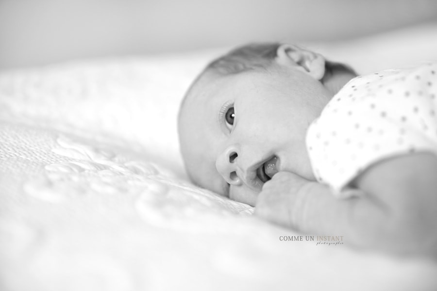 noir et blanc - bébé - photographie nouveau né - photographe bébé studio - shooting nouveau né studio - shooting à domicile pour bébés