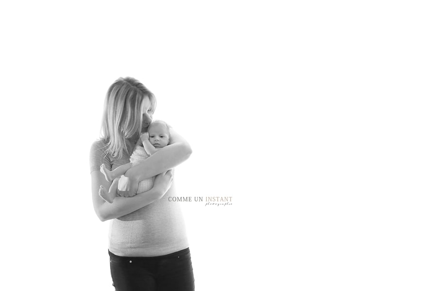 photographie nouveau né, nouveau né studio, amour, photographie bébé, famille studio, photographe pro bébé studio, photographe professionnelle famille, photographe pro de nouveau ne, noir et blanc