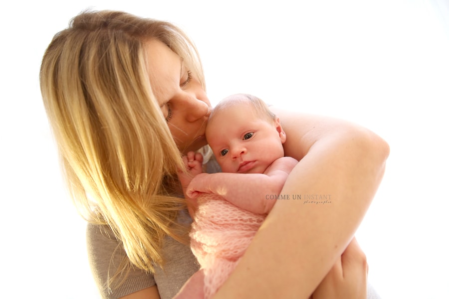 famille - famille studio - shooting bébé - amour - nouveau né studio - photographe à domicile bébé en train de dormir - bébé studio - photographe a domicile nouveau né - reportage photographe pour bebe à Paris 75 et sa région tout près du Pont des Arts