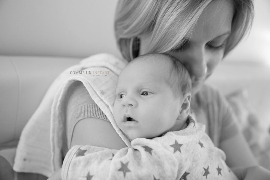 shooting à domicile bébé studio - photographe nouveau né studio - bébé - amour - noir et blanc - photographie nouveau né - famille studio - famille - shooting à domicile nouveau né