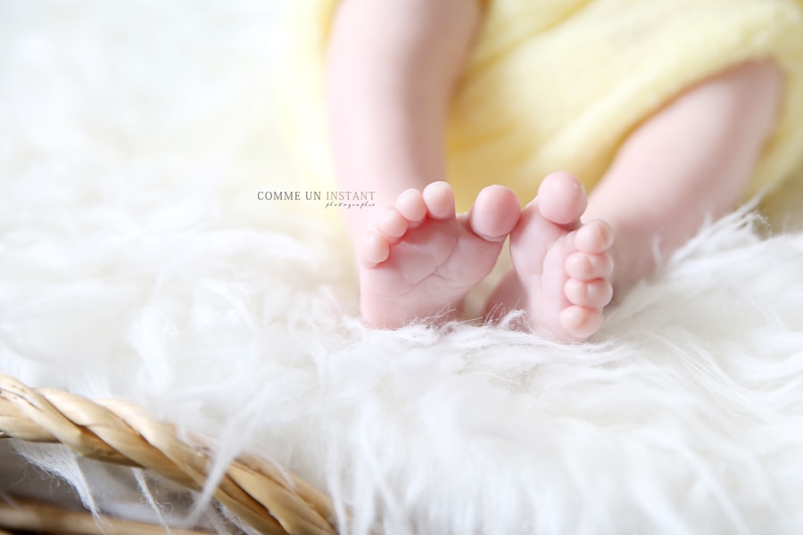 photographe à domicile nouveau né, photographe professionnelle bébé, nouveau né studio, bébé studio, reportage photographe de bebe, petits pieds, petit peton