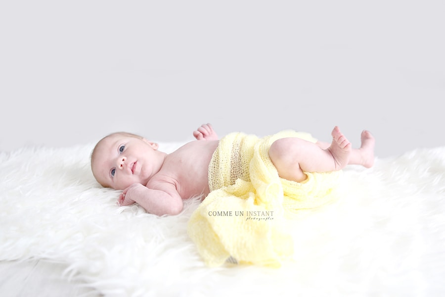 nouveau né studio - bébé aux yeux bleus - photographe a domicile pour nouveau ne en centre ville de Suresnes (92150 Hauts de Seine 92)