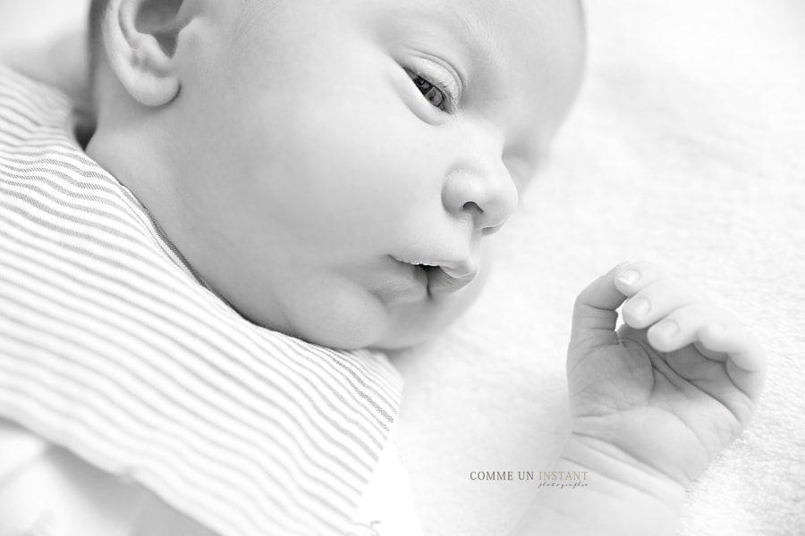 photographe à domicile nouveau né studio, noir et blanc, photographe à domicile de bébés a Suresnes (92150 Hauts de Seine 92)