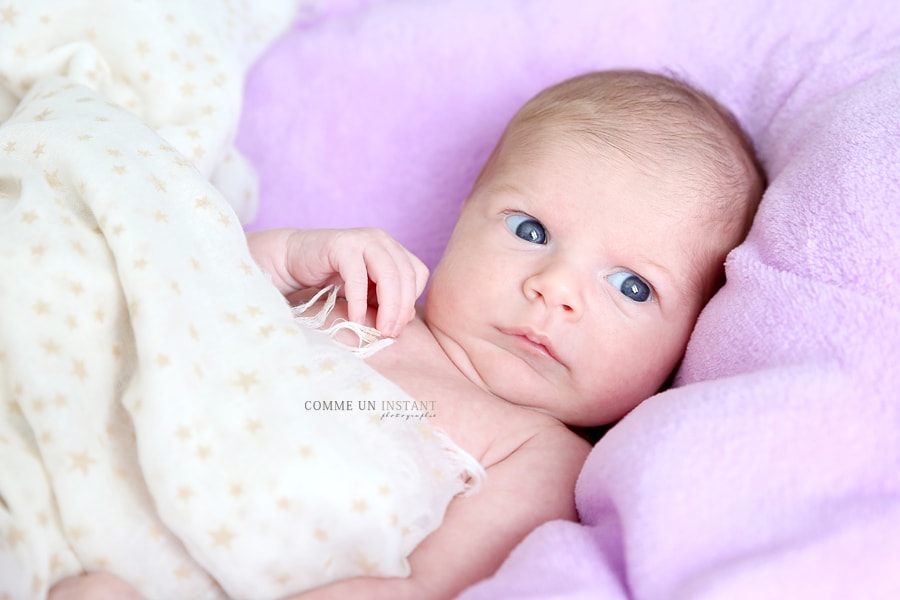 photographe pro bébé aux yeux bleus, nouveau né studio, shooting bébé sur Suresnes (92150 Hauts de Seine 92)