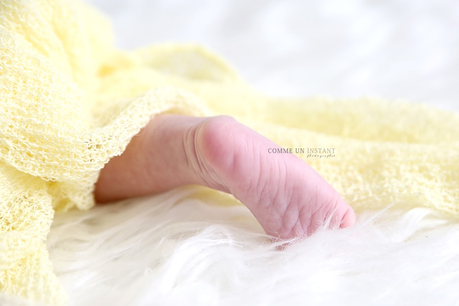 photographe petits pieds, petit peton, shooting à domicile bebes, nouveau né studio