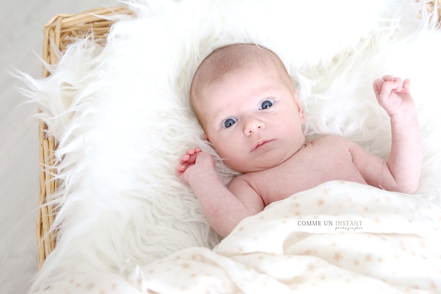 photographe bébé aux yeux bleus - photographe a domicile nouveaux nes - photographe à domicile nouveau né studio