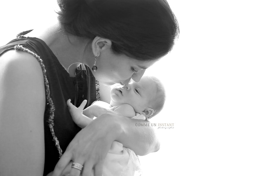 noir et blanc - famille - nouveau né studio - photographe professionnelle nouveaux nes - nouveau né