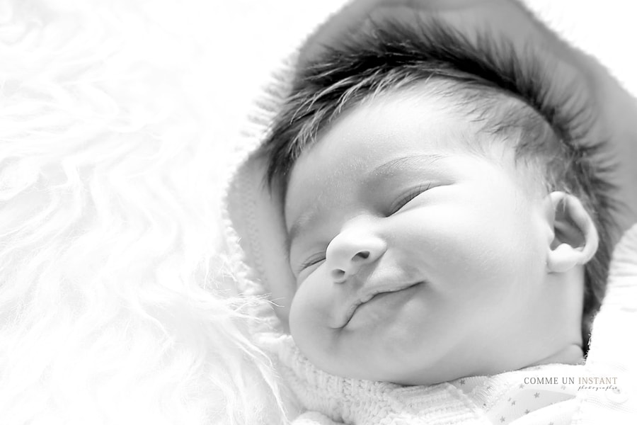 photographe de bébé - reportage photographe noir et blanc - photographe à domicile nouveau né en train de dormir
