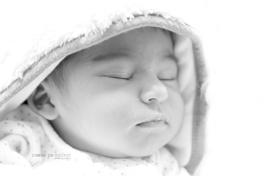 nouveau né en train de dormir - photographe pro pour bébé sur Neuilly sur Seine (92200 Hauts de Seine 92) - nouveau né studio - shooting noir et blanc