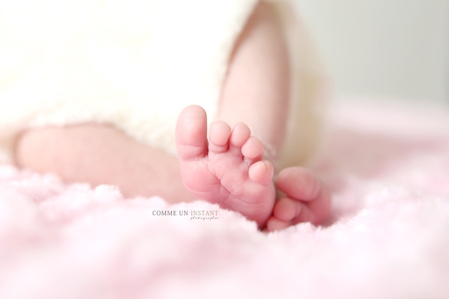photographe à domicile pour bébés - photographe nouveau né - nouveau né en train de dormir - petits pieds, petit peton - shooting nouveau né studio