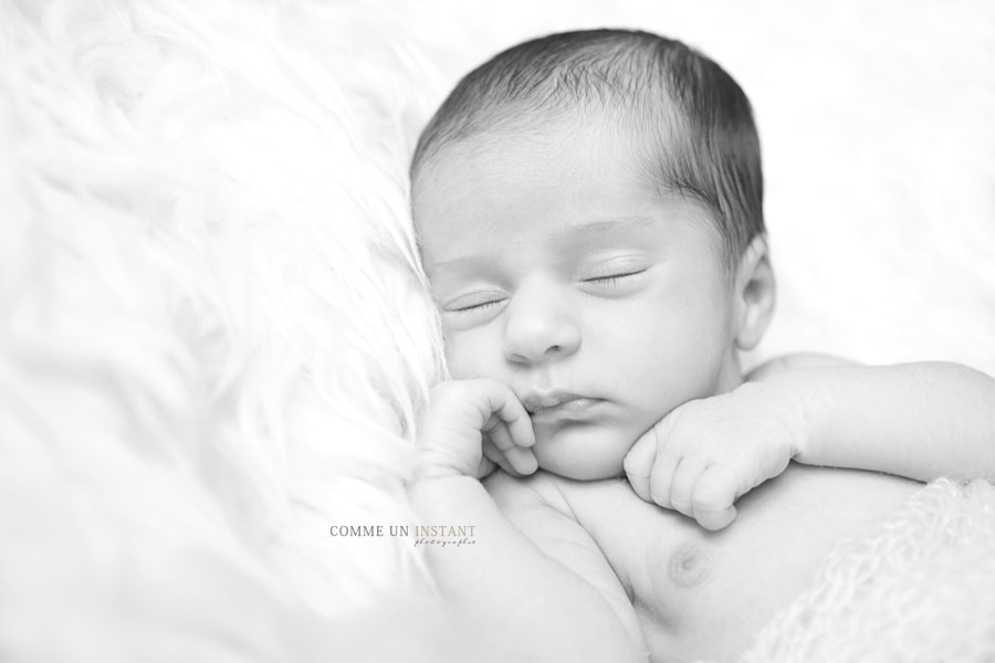 nouveau né - nouveau né studio - photographe a domicile pour bébés en centre ville de Nanterre (92000 Hauts de Seine 92) - photographe pro noir et blanc - shooting nouveau né en train de dormir