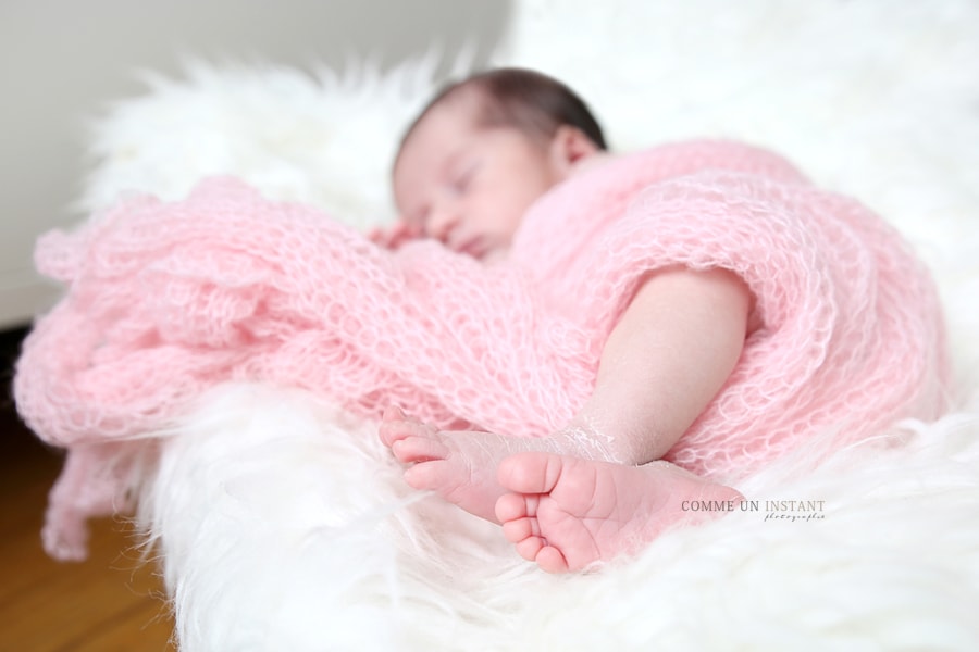 photographe à domicile bébé a Rueil Malmaison (92500 Hauts de Seine 92) - reportage photographe nouveau né - photographe a domicile nouveau né en train de dormir - shooting nouveau né studio - shooting à domicile petits pieds, petit peton