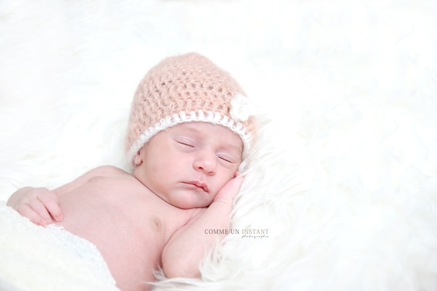 reportage photographe nouveau né - nouveau né studio - shooting de bebe - reportage photographe nouveau né en train de dormir