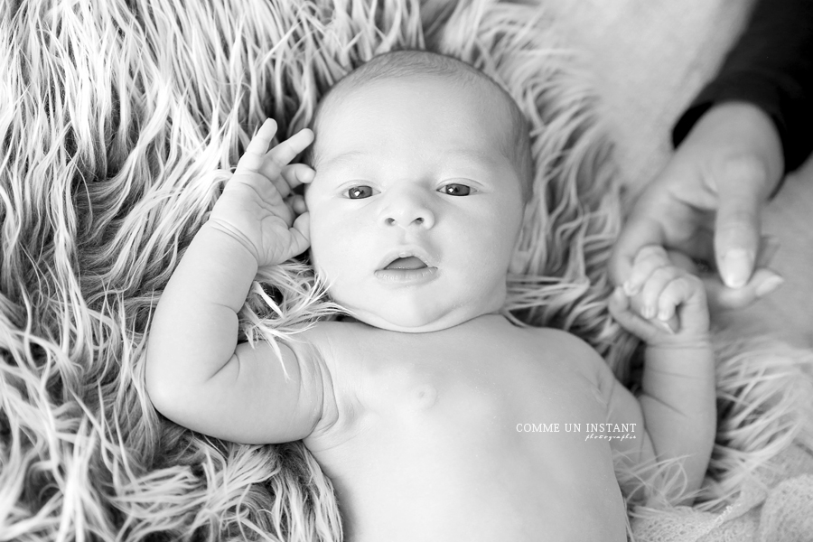 noir et blanc - bébé - photographe pro nouveau né - photographe pro bébé studio - shooting bébé à Cergy Pontoise (95100 Val d'Oise 95) - nouveau né studio