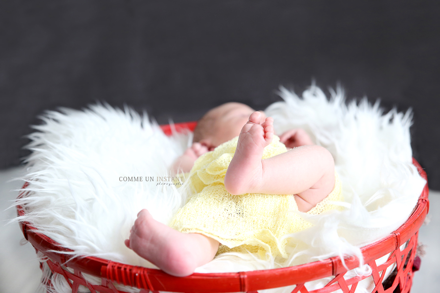 nouveau né en train de dormir, petits pieds, petit peton, nouveau né, reportage photographe pour nouveau né à Maisons Alfort (94700 Val de Marne 94), photographe a domicile bébé studio, bébé