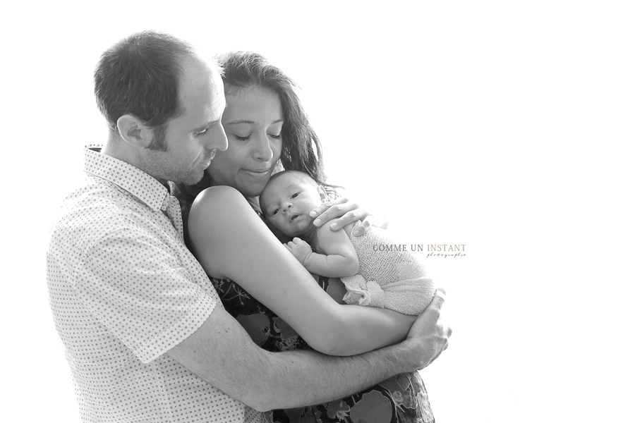 photographe à domicile bebes a Paris 75 et sa région tout près de Montmartre, photographe professionnelle bébé, nouveau né, nouveau né studio, photographe famille, famille studio, shooting à domicile amour, shooting bébé studio, noir et blanc