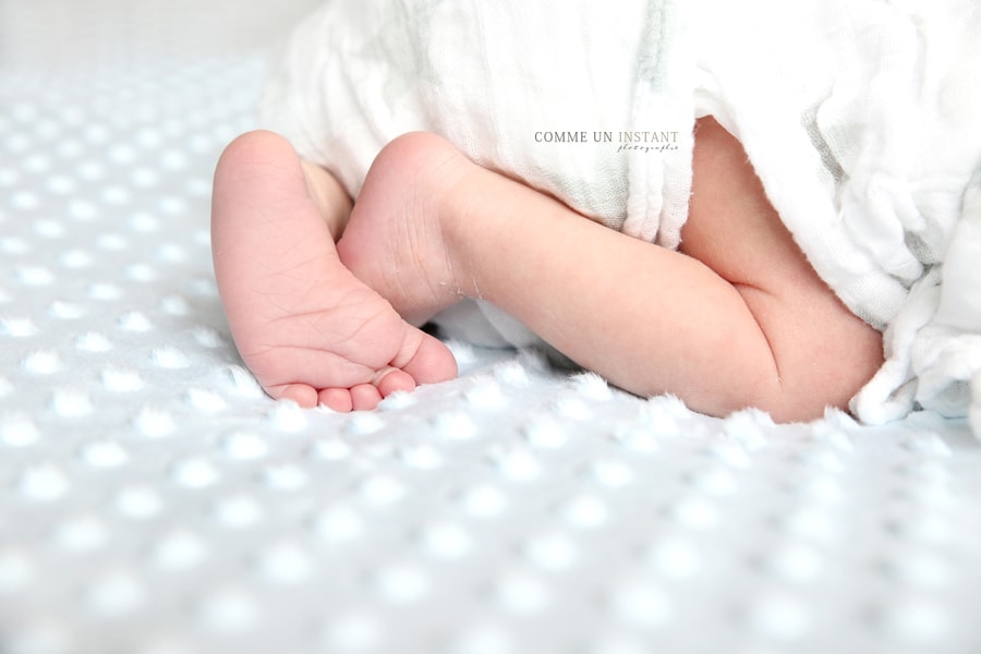 shooting nouveau né en train de dormir, reportage photographe petits pieds, petit peton, photographie bébés sur Saint Germain en Laye (78100 Yvelines 78) et sa région, photographie nouveau né studio, nouveau né