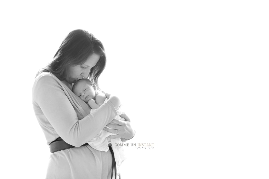 photographe pro nouveau né en train de dormir, nouveau né studio, famille studio, noir et blanc, shooting nouveau né, photographie bebes, photographe a domicile famille