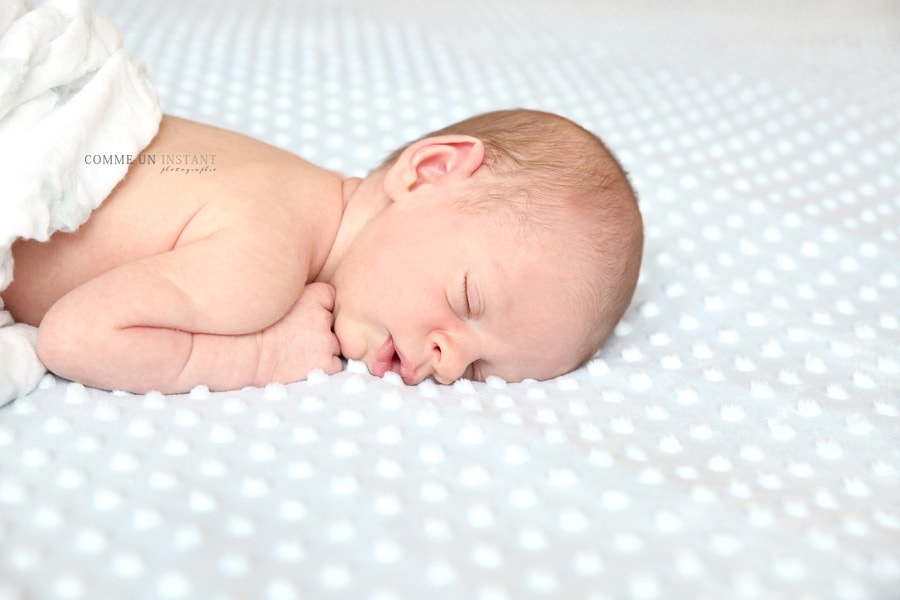 photographe pro nouveau né en train de dormir - photographie nouveau né - shooting de bébé - photographie nouveau né studio